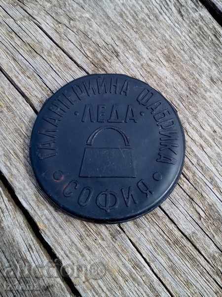 Старо огледало Галантерийна фабрика Леда София с цена 6.00 лв. | € 3.07 Старо огледало Галантерийна фабрика Леда София с цена 6.00 лв. | € 3.07