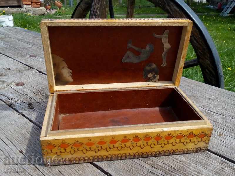 Παλιό ξύλινο κουτί με τιμή 11.00 BGN | € 5.62 Παλιό ξύλινο κουτί με τιμή 11.00 BGN | € 5.62