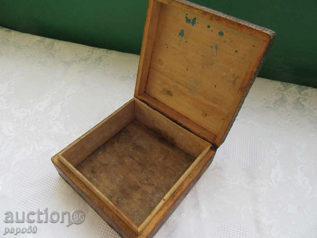 Auction STAR PYROGRAPHED BOX (about 1945) - 14x14x5cm. Auction STAR PYROGRAPHED BOX (about 1945) - 14x14x5cm.