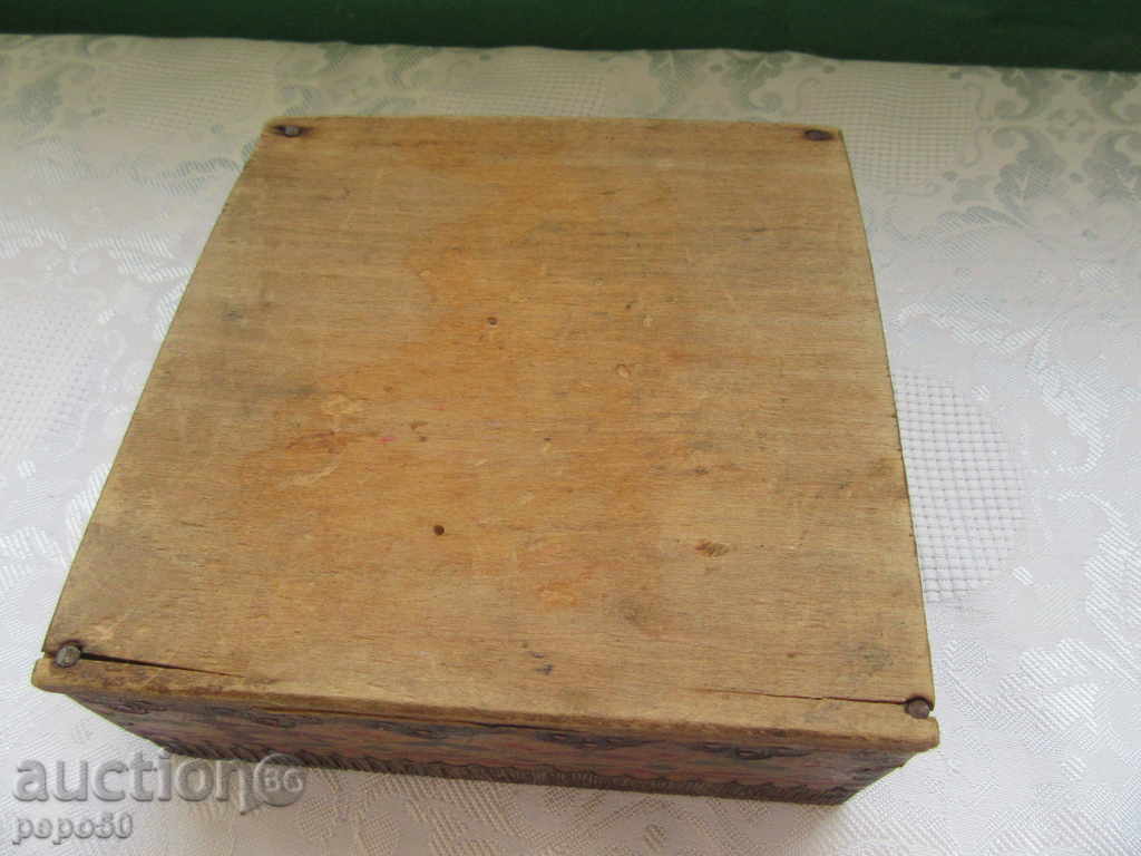 Delivery of STAR PYROGRAPHED BOX (about 1945) - 14x14x5cm. Delivery of STAR PYROGRAPHED BOX (about 1945) - 14x14x5cm.