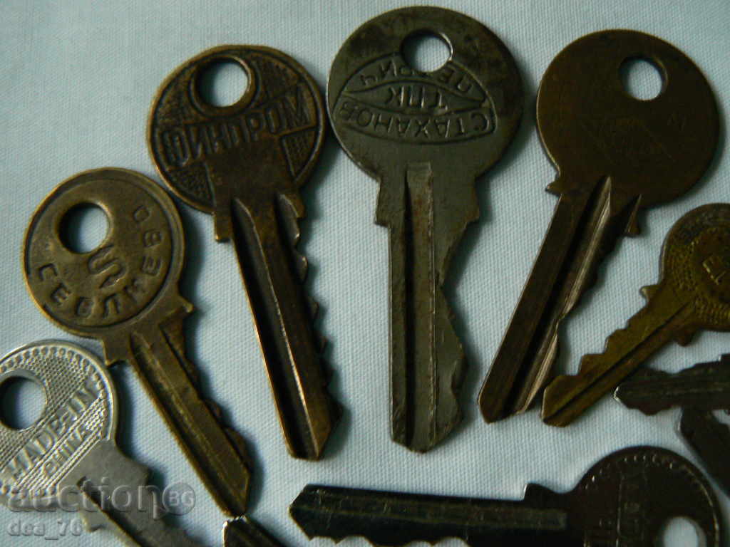 Стари ключове с цена 4.99 лв. | € 2.55 Стари ключове с цена 4.99 лв. | € 2.55