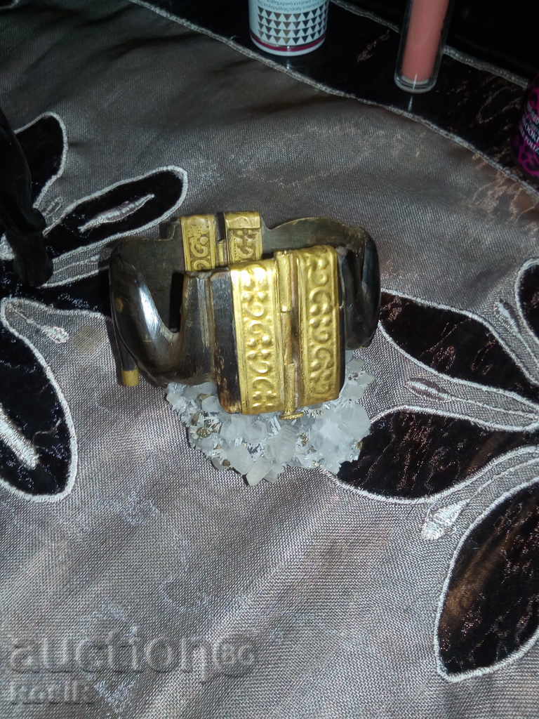 СТАРА ГРИВНА ОТ КОСТ И БРОНЗ с цена 19.00 лв. | € 9.71 СТАРА ГРИВНА ОТ КОСТ И БРОНЗ с цена 19.00 лв. | € 9.71