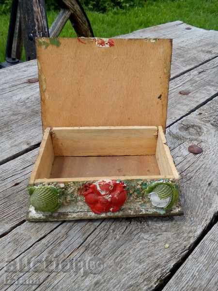 Старинна кутия с цена 9.00 лв. | € 4.60 Старинна кутия с цена 9.00 лв. | € 4.60