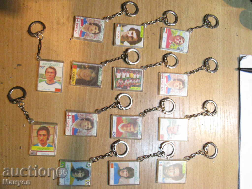 We sell 14 old keychains - Mexico 86 yrs .RRRRRR