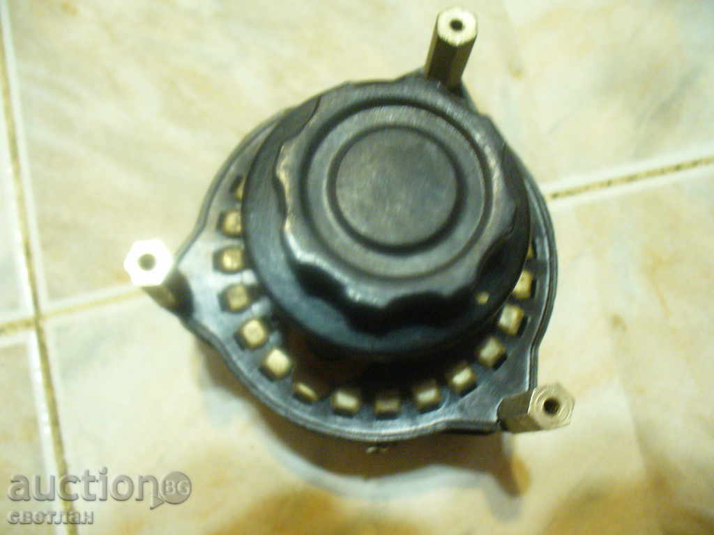 Auction OLD BAKELITE GALETTE KEY Auction OLD BAKELITE GALETTE KEY