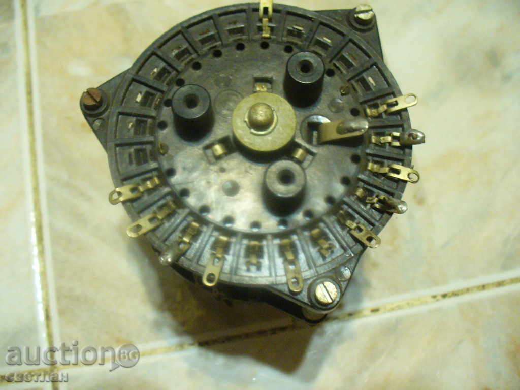 Delivery of OLD BAKELITE GALETTE KEY Delivery of OLD BAKELITE GALETTE KEY