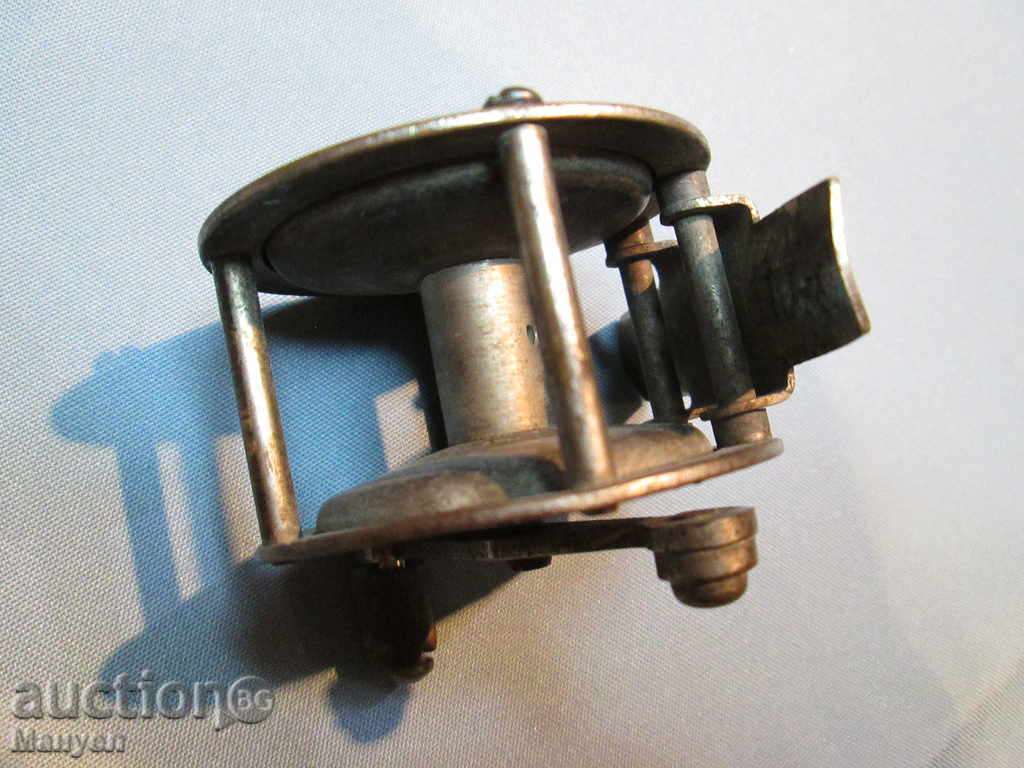 I sell a very old collectible fishing reel. RRRRRRR - 5 I sell a very old collectible fishing reel. RRRRRRR - 5