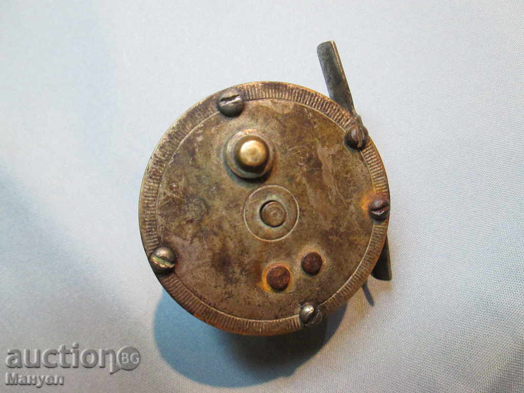 I sell a very old collectible fishing reel. RRRRRRR - 6 I sell a very old collectible fishing reel. RRRRRRR - 6