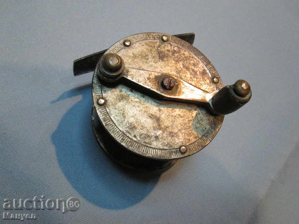 I sell a very old collectible fishing reel. RRRRRRR - 7 I sell a very old collectible fishing reel. RRRRRRR - 7
