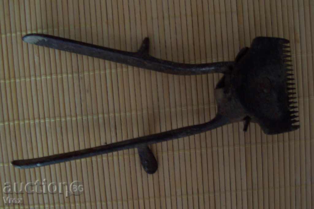 An old clipping machine with price 5.00 BGN | € 2.56 An old clipping machine with price 5.00 BGN | € 2.56