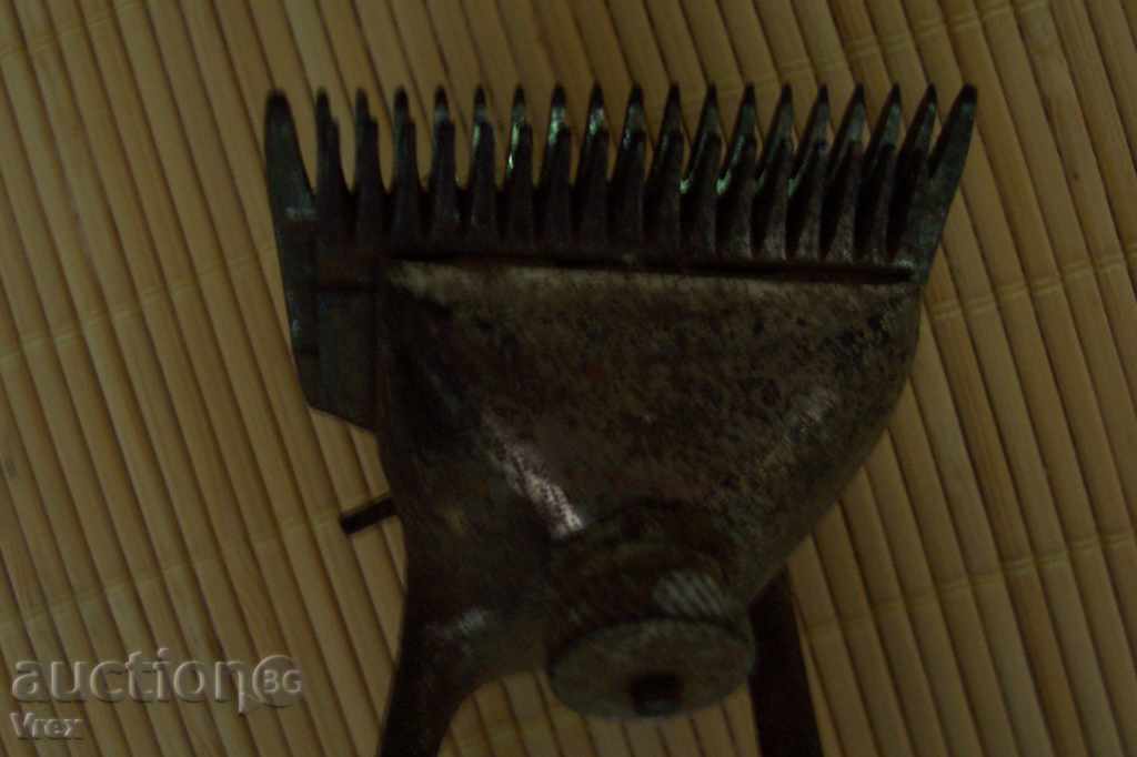 Auction An old clipping machine Auction An old clipping machine