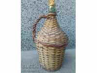 Παλιά πλεκτή νταμιτζάνα, μπουκάλι, φιάλη