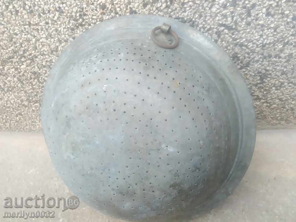 Μεταλλικό σκεύος μέλιου σουρωτήρι χάλκινο εβραϊκό δώρο Μοις Λεόν 1932 με τιμή 155.00 BGN | € 79.25 Μεταλλικό σκεύος μέλιου σουρωτήρι χάλκινο εβραϊκό δώρο Μοις Λεόν 1932 με τιμή 155.00 BGN | € 79.25