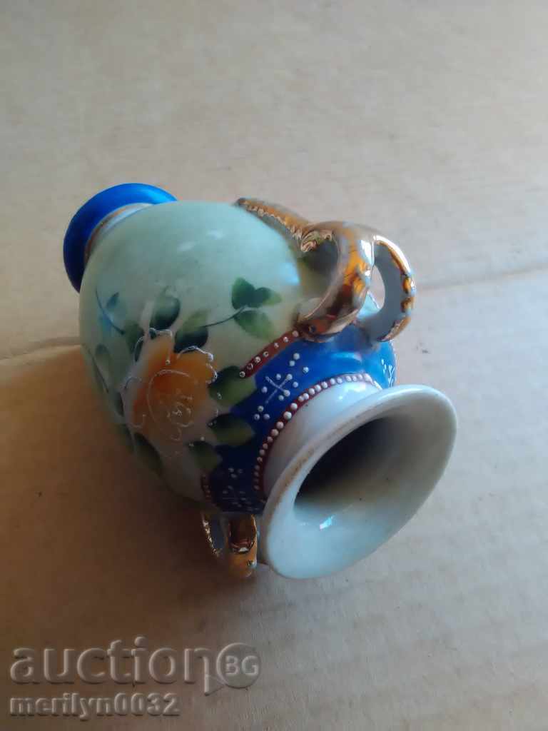 Auction Old porcelain vase, painted porcelain Japan Auction Old porcelain vase, painted porcelain Japan