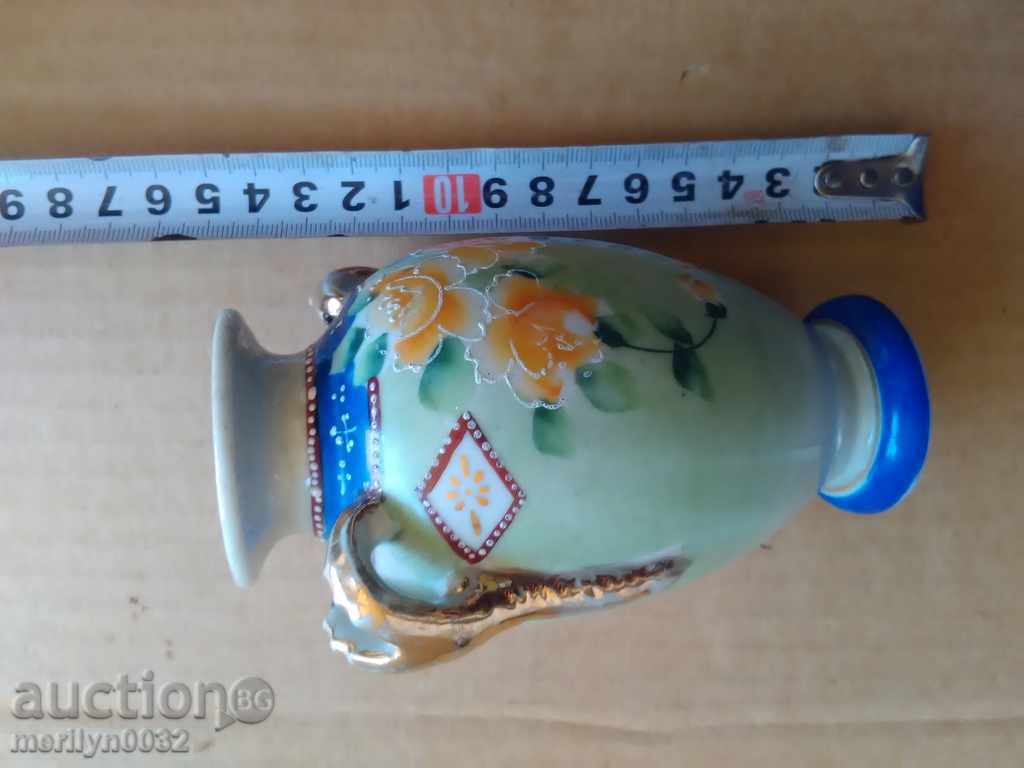 Delivery of Old porcelain vase, painted porcelain Japan Delivery of Old porcelain vase, painted porcelain Japan