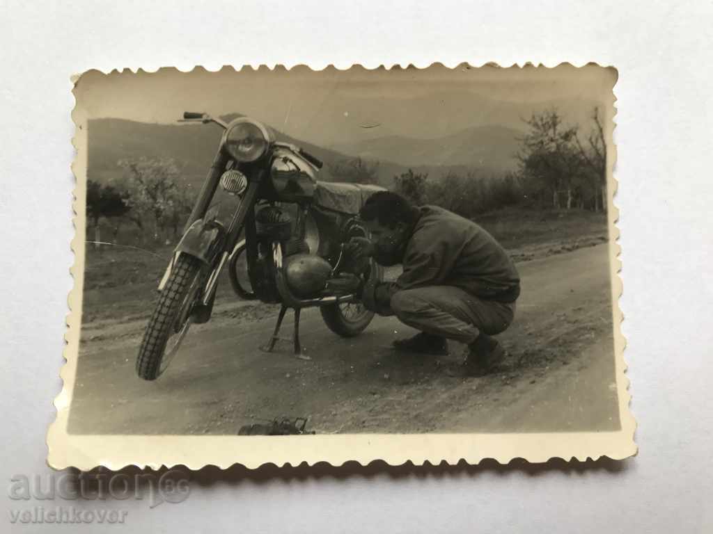 14599 България снимка ремонт на мотоциклет мотор 60-те г.