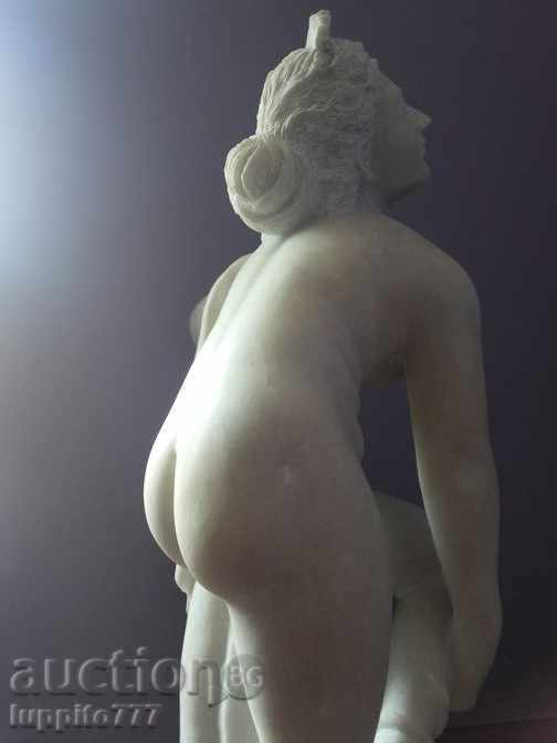 Sculptură Eurydice realizată manual din marmură albă