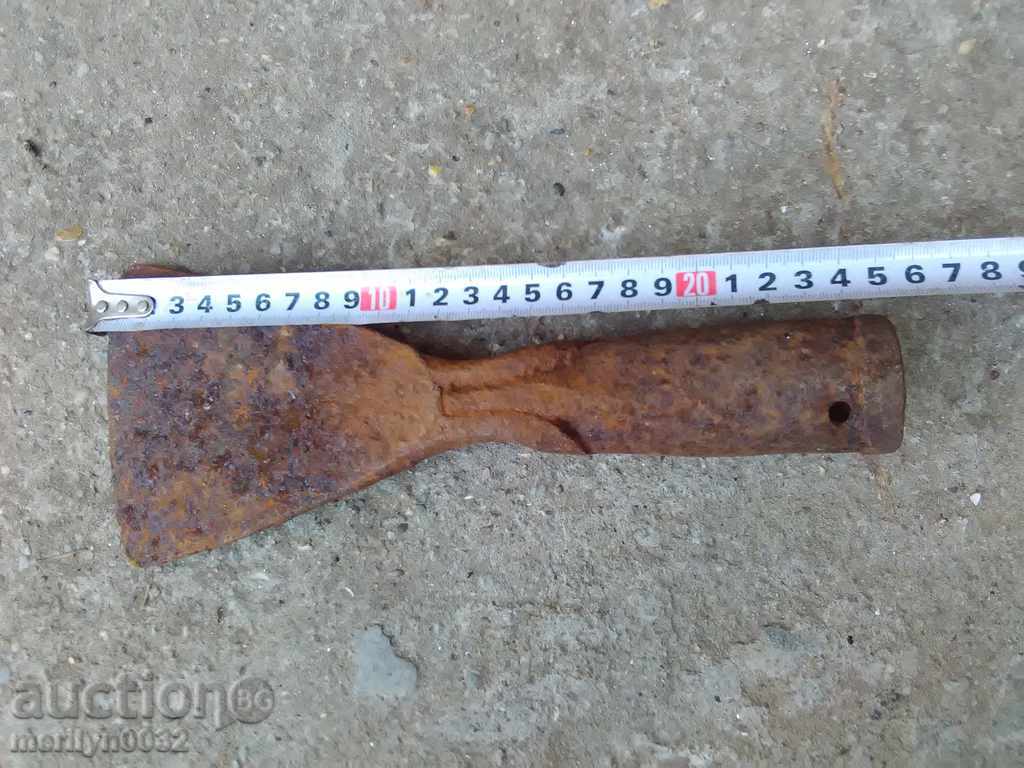 Auction  An old maid of honor, a bitch, a gourd, a gauntlet, a wrought iron