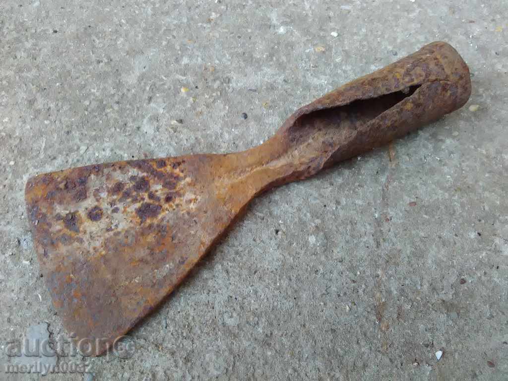 Delivery of An old maid of honor, a bitch, a gourd, a gauntlet, a wrought iron