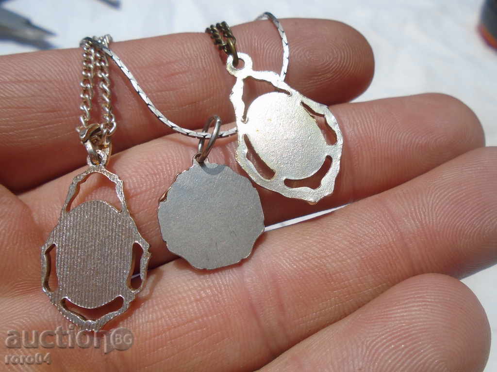 Τρεις παλιές Κολιέ με τιμή 14.99 BGN | € 7.66 Τρεις παλιές Κολιέ με τιμή 14.99 BGN | € 7.66