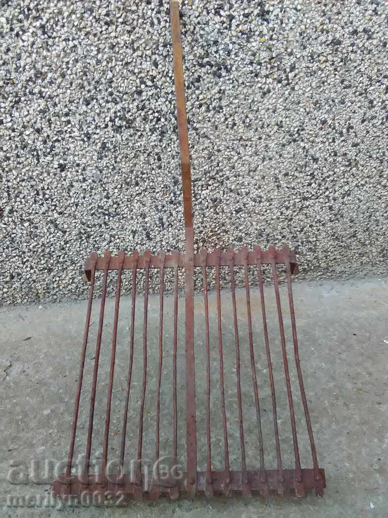 An old hand-forged grill, a steak, wrought iron with price 69.00 BGN | € 35.28 An old hand-forged grill, a steak, wrought iron with price 69.00 BGN | € 35.28