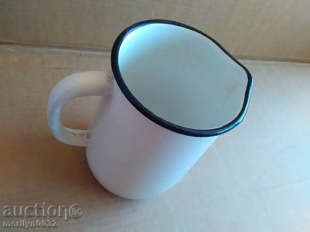 Enamelled jug kettle with enamel cane cannon with price 37.00 BGN | € 18.92