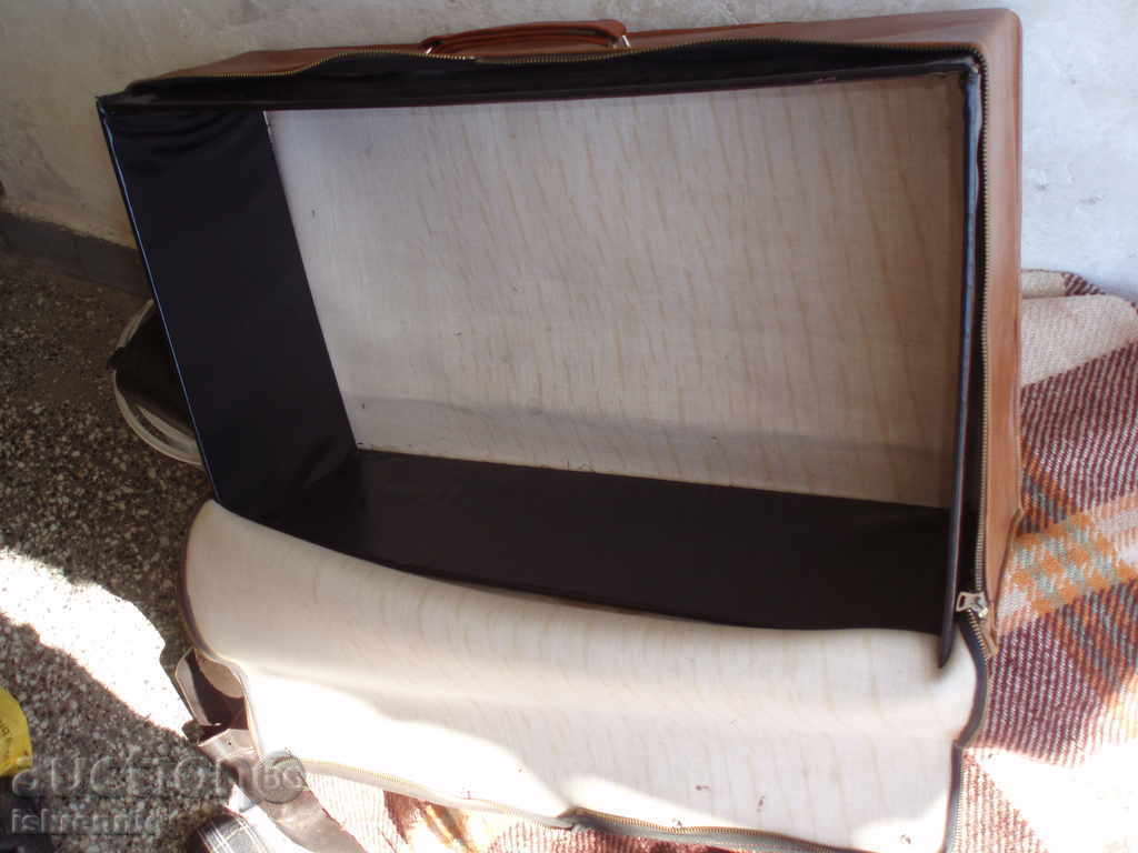 Delivery of Leather Suitcase -St Delivery of Leather Suitcase -St