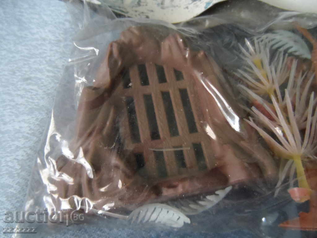 old plastic figurines - 6 old plastic figurines - 6