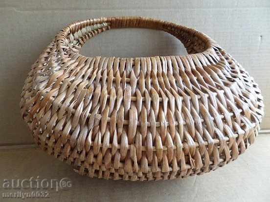 Delivery of Old wicker basket, wooden basket, panner Delivery of Old wicker basket, wooden basket, panner