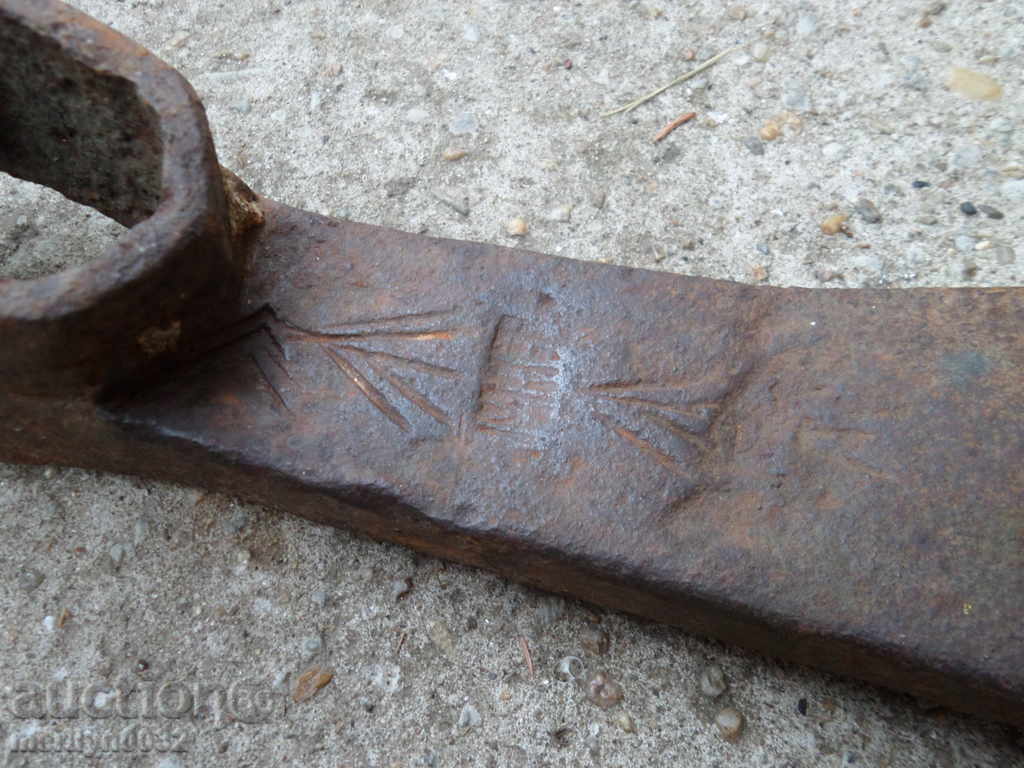 Old forged turntable, wrought iron, picking, tool, top with price 41.00 BGN | € 20.96 Old forged turntable, wrought iron, picking, tool, top with price 41.00 BGN | € 20.96