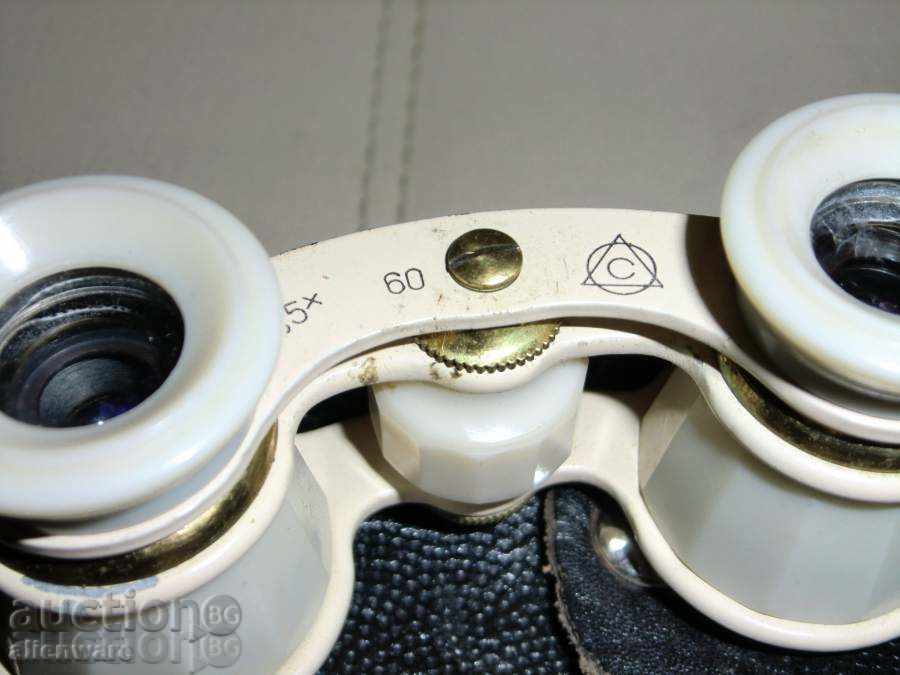 Delivery of Lot of 3 theatrical binoculars Delivery of Lot of 3 theatrical binoculars