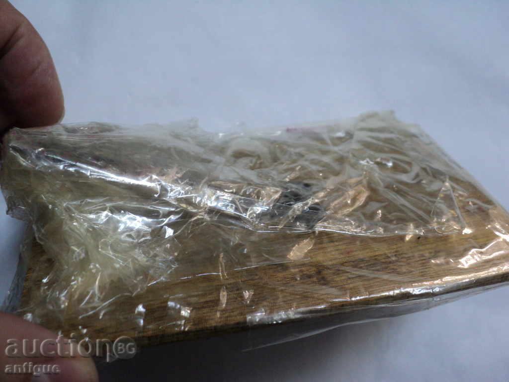 SOUVENIR LINEN. NEW. - 6