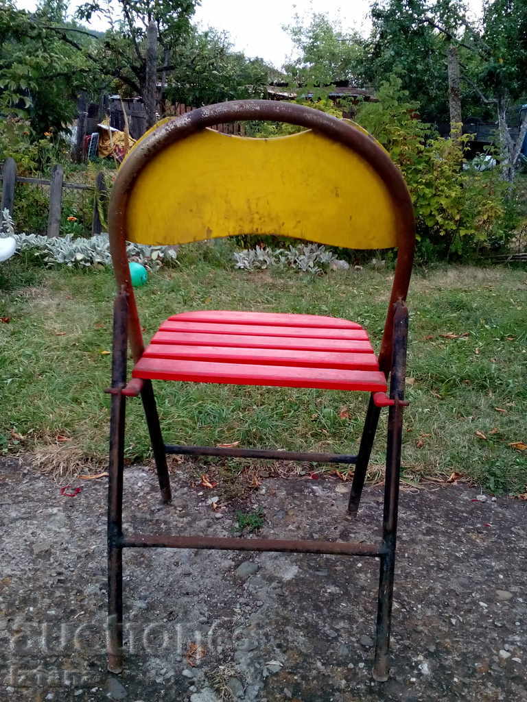 Auction An old folding chair Auction An old folding chair