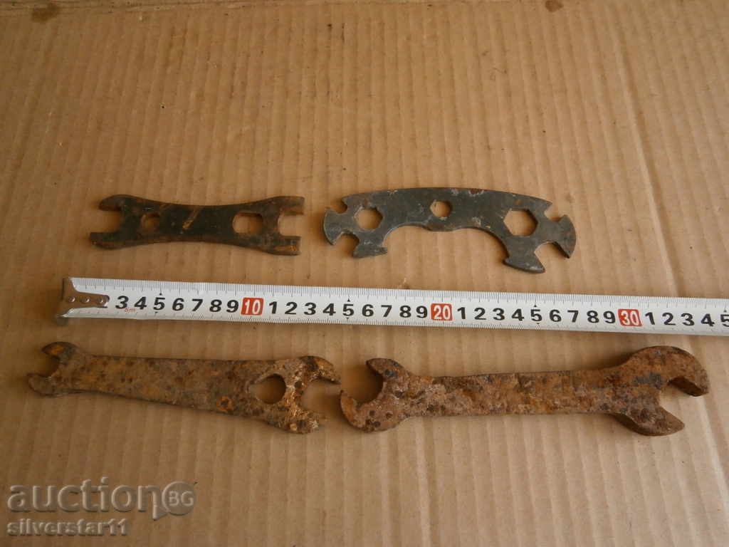 Auction lots of antique keys Auction lots of antique keys