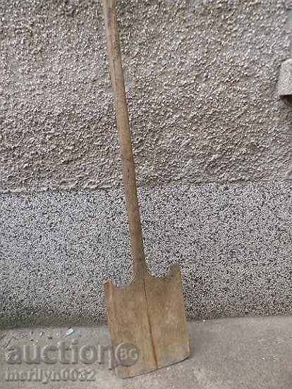 Auction  An old wooden shovel, a blade, a wood-burning wood