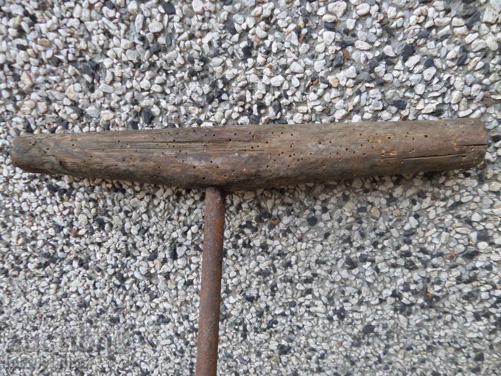 An old primitive crunch, a drill, a screwdriver with price 36.00 BGN | € 18.41 An old primitive crunch, a drill, a screwdriver with price 36.00 BGN | € 18.41