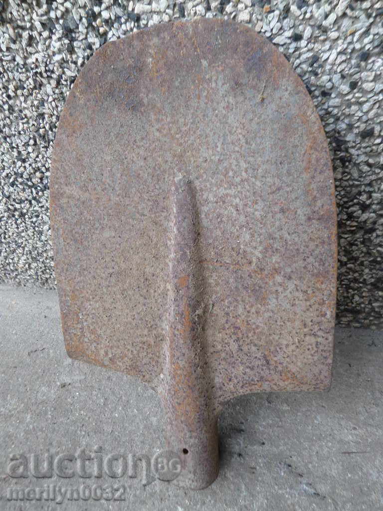 Auction An old straight shovel without a scraped iron tool Auction An old straight shovel without a scraped iron tool