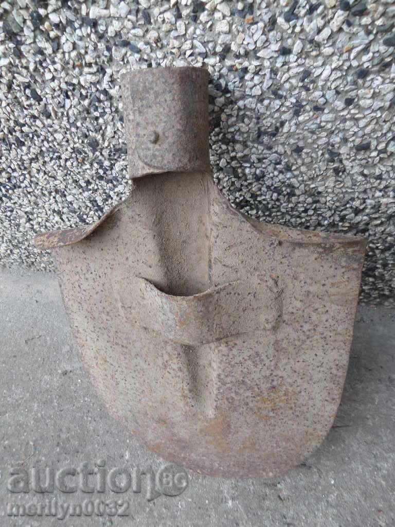 Delivery of An old straight shovel without a scraped iron tool Delivery of An old straight shovel without a scraped iron tool