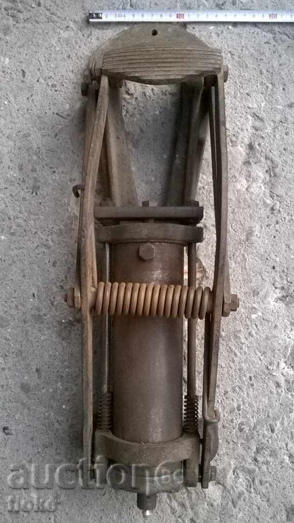 Стара крачна помпа за кола и др. с цена 40.00 лв. | € 20.45 Стара крачна помпа за кола и др. с цена 40.00 лв. | € 20.45