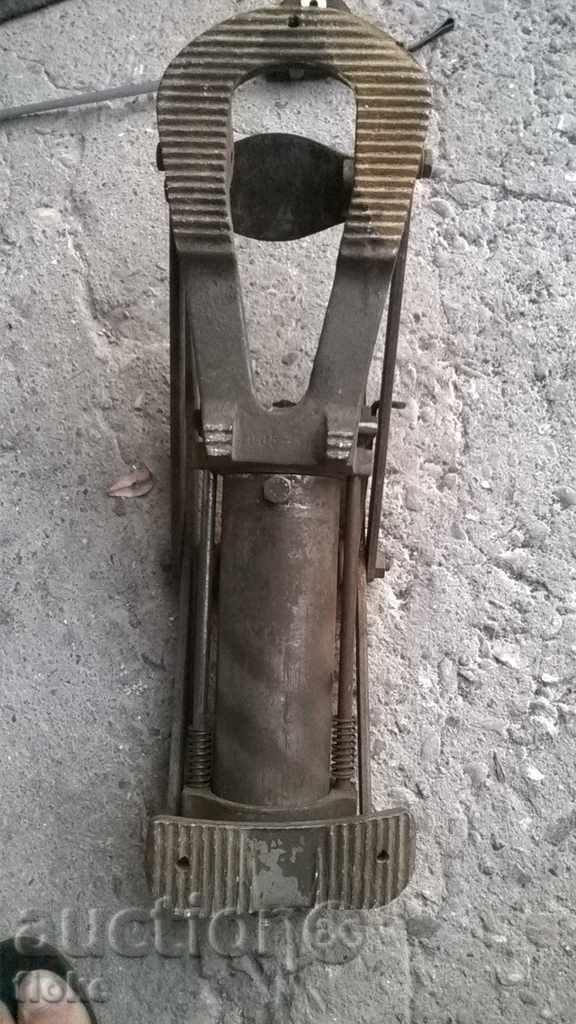 Доставка на Стара крачна помпа за кола и др. Доставка на Стара крачна помпа за кола и др.