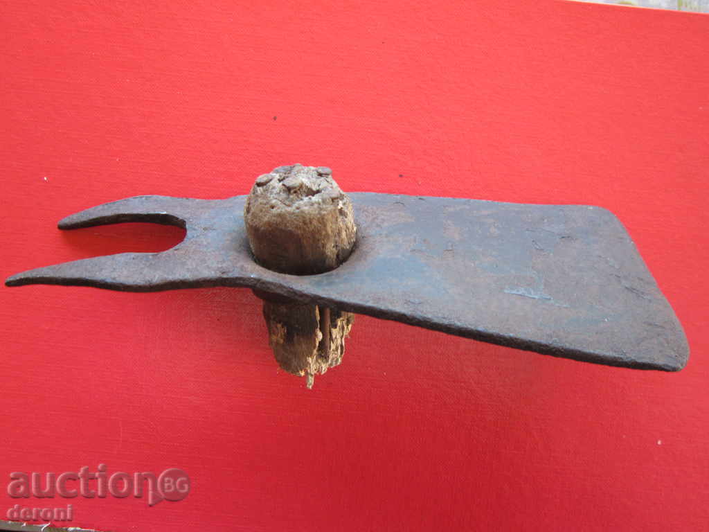 Παλιά σφυρήλατο σίδερο σκαπάνη Chapa με τιμή 10.00 BGN | € 5.11 Παλιά σφυρήλατο σίδερο σκαπάνη Chapa με τιμή 10.00 BGN | € 5.11