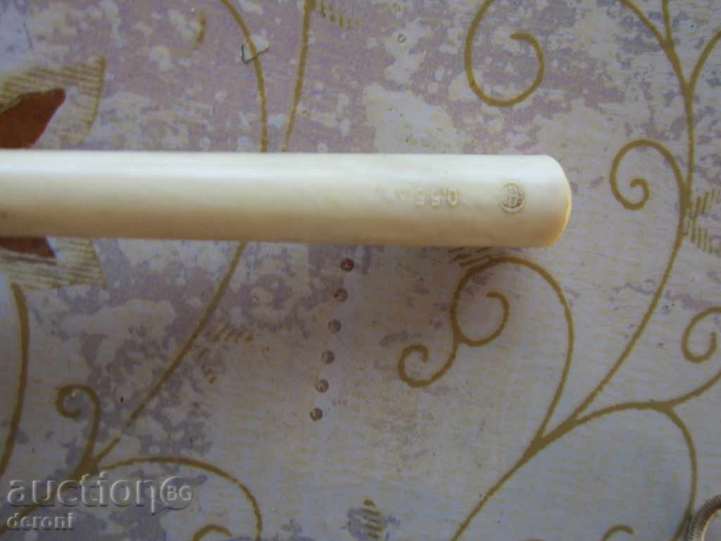 An old mixer blender marked with price 6.00 BGN | € 3.07