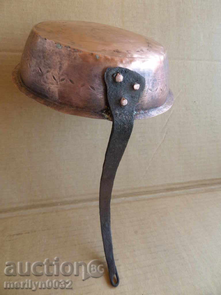 An old copper pan, a baker, a tray, a copper pot - 5 An old copper pan, a baker, a tray, a copper pot - 5