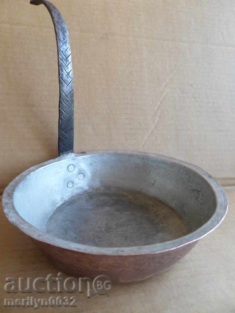 An old copper pan, a baker, a tray, a copper pot - 7 An old copper pan, a baker, a tray, a copper pot - 7