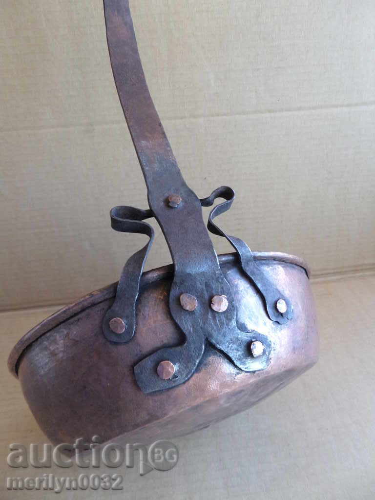 Auction An old copper pan, a baker, a tray, a copper pot Auction An old copper pan, a baker, a tray, a copper pot