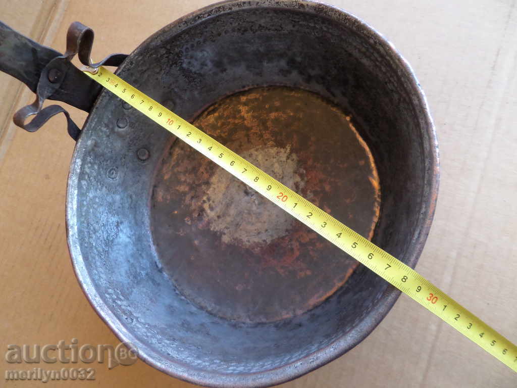 Delivery of An old copper pan, a baker, a tray, a copper pot Delivery of An old copper pan, a baker, a tray, a copper pot