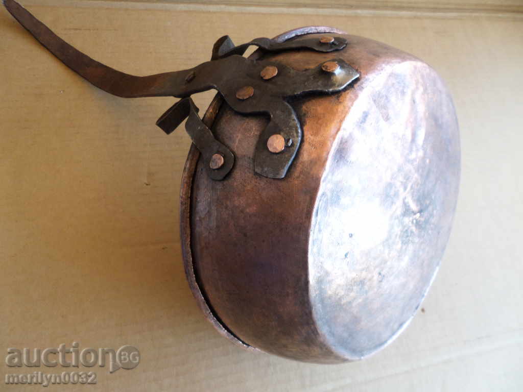 An old copper pan, a baker, a tray, a copper pot - 5 An old copper pan, a baker, a tray, a copper pot - 5