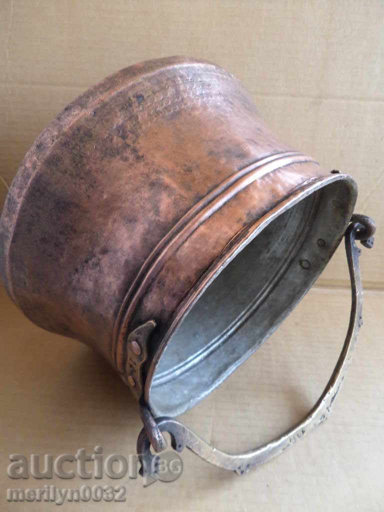 An old copper boiler, a pot, a malt, a baker with price 72.00 BGN | € 36.81