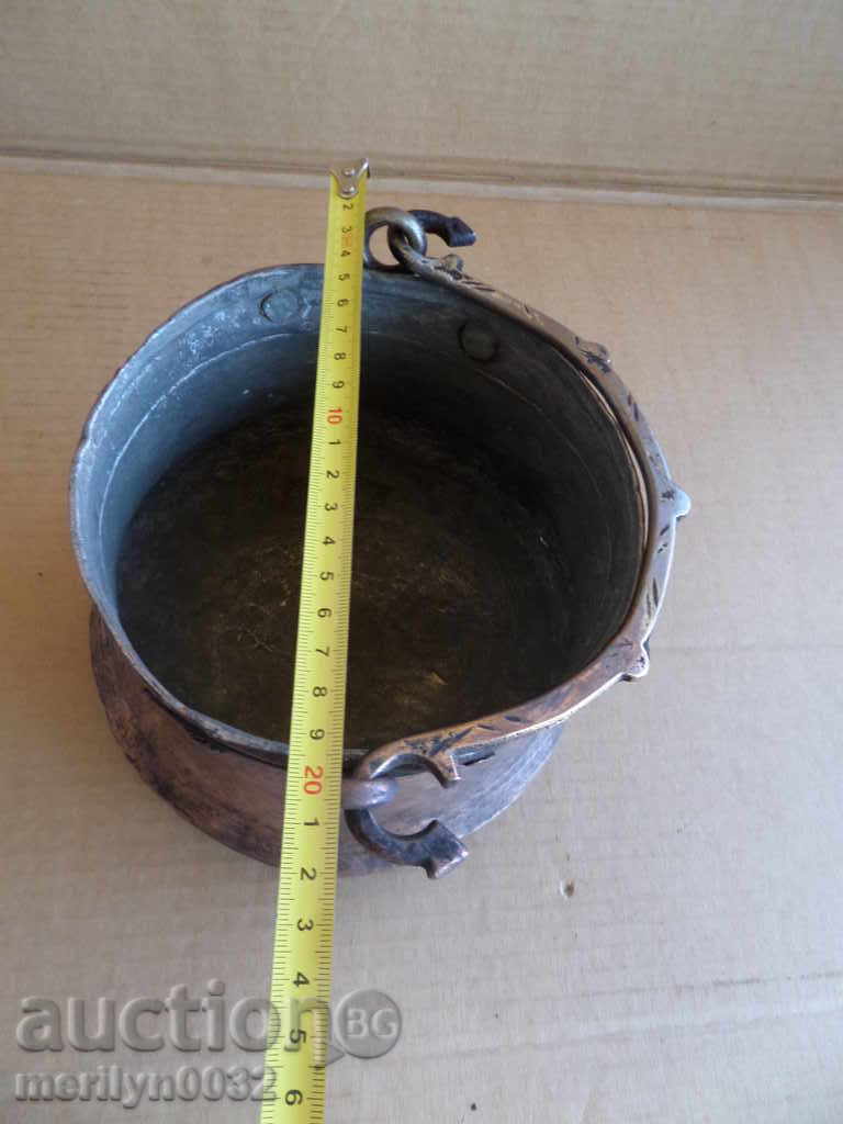 Auction  An old copper boiler, a pot, a malt, a baker