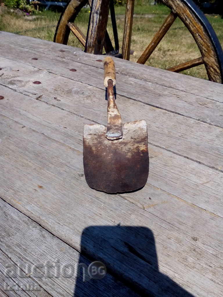 An old trowel with price 10.00 BGN | € 5.11 An old trowel with price 10.00 BGN | € 5.11
